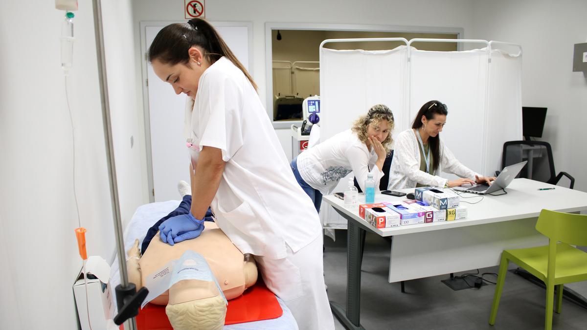 Una alumna de Enfermería del CEU hace una demostración de primeros auxilios
