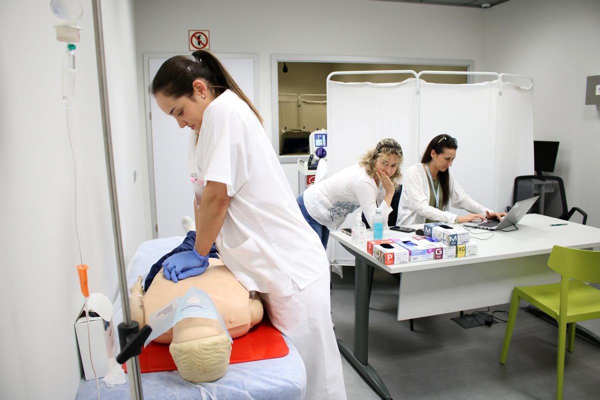 Una alumna de Enfermería del CEU hace una demostración de primeros auxilios