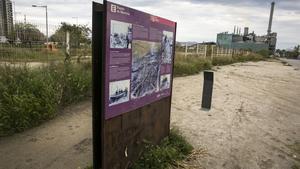 El terreno en el que se construirá el hotel, tras el deteriorado cartel que indica que allí se alzaba el parapeto del Camp de la Bota.