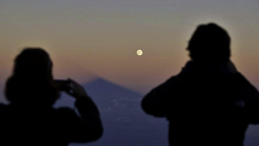 Los Realejos organizes hiking routes on full moon nights
