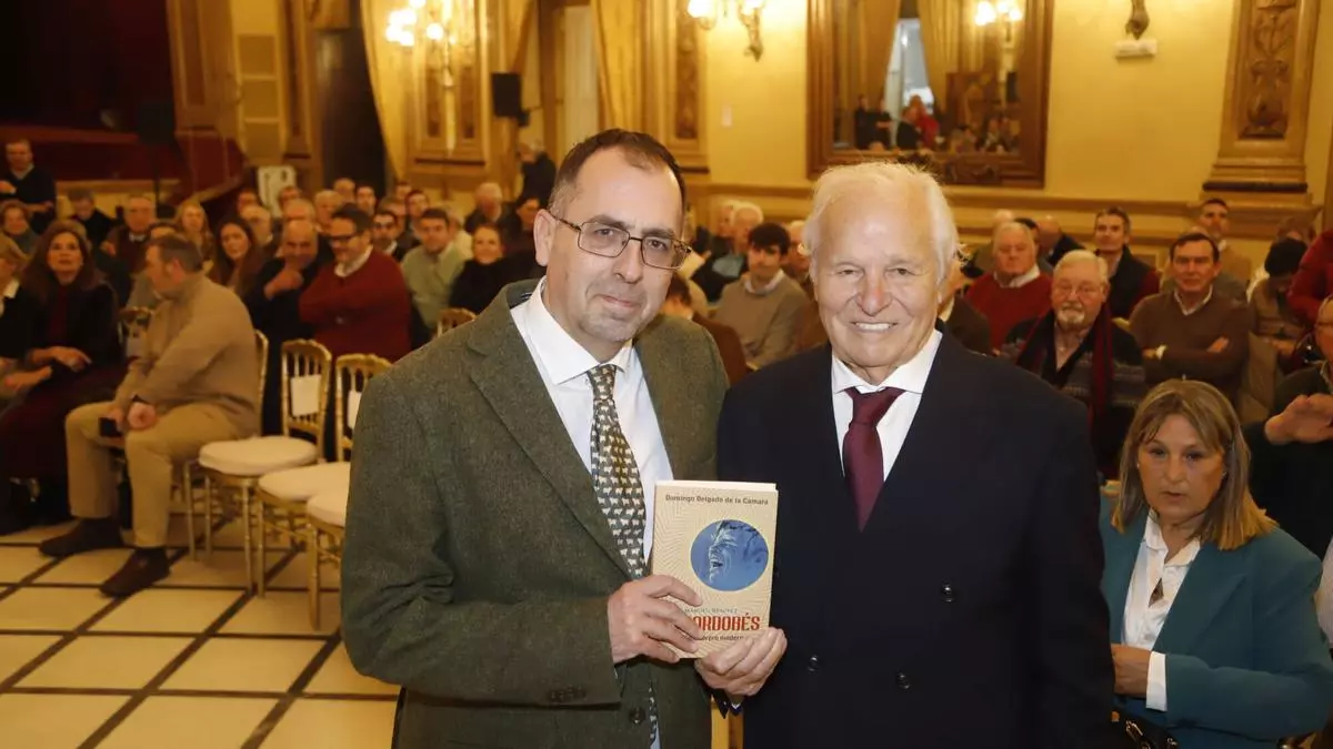 El Cordobés, arropado por los aficionados en la presentación de su biografía oficial en el Círculo de la Amistad de Córdoba