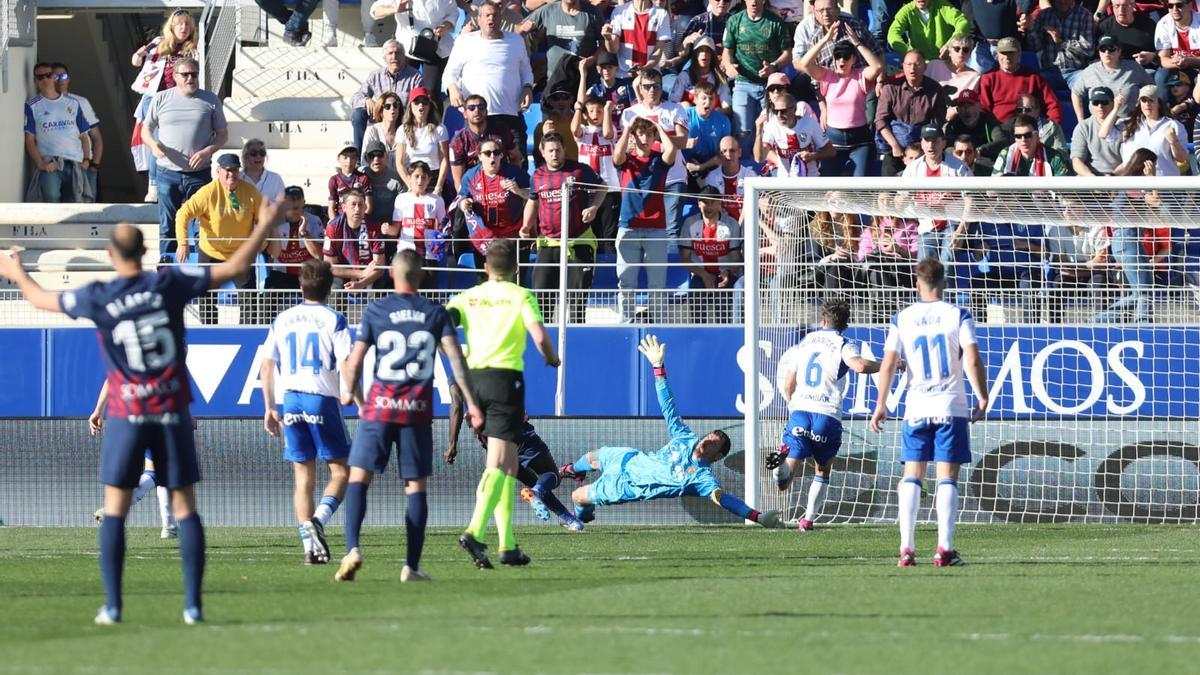 Obeng anota el tanto de penalti del Huesca