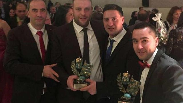 Antonio Troitiño, Luis Alberto Villar, Álvaro Méndez y David Enríquez, con los trofeos autonómicos.