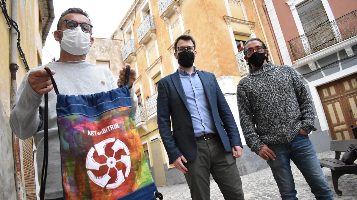 El concejal  Fernando Portillo entre los organizadores de ArtenBitrir.