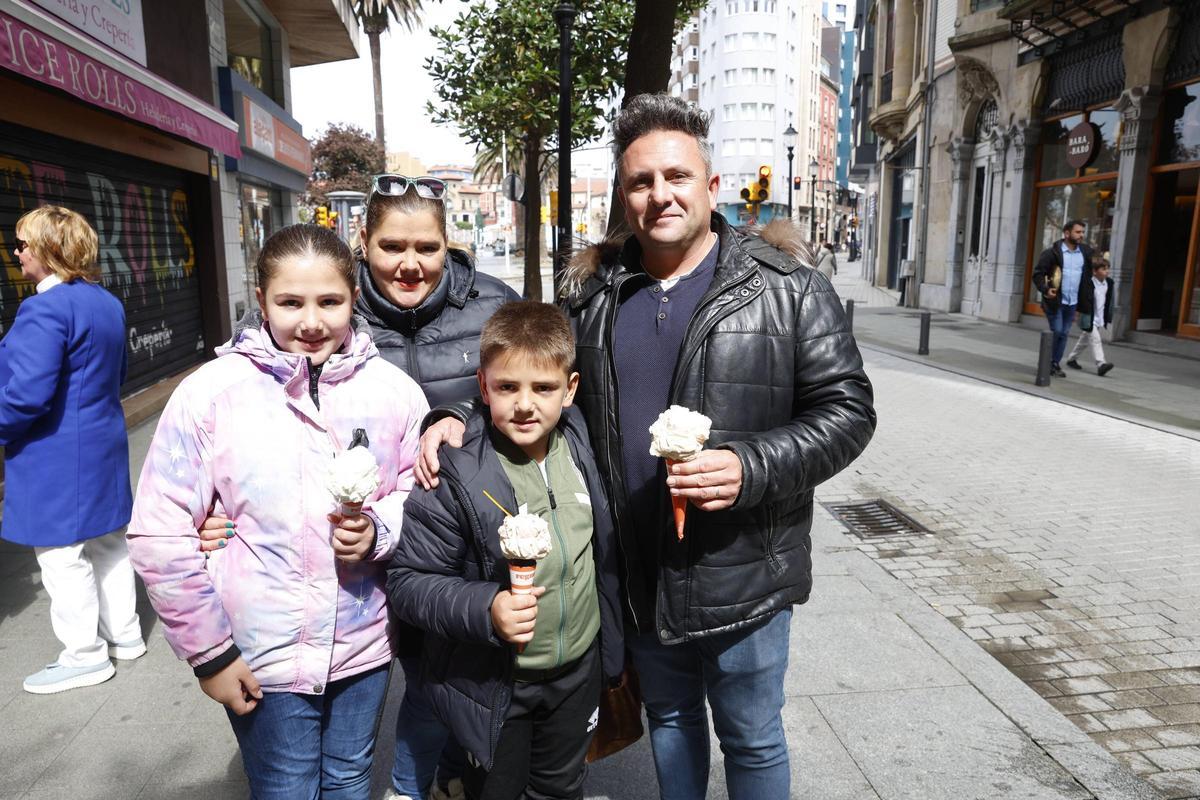 Semana Santa con "sabor a verano" en Gijón: en imágenes Semana Santa con "sabor a verano" en Gijón: en imágenes