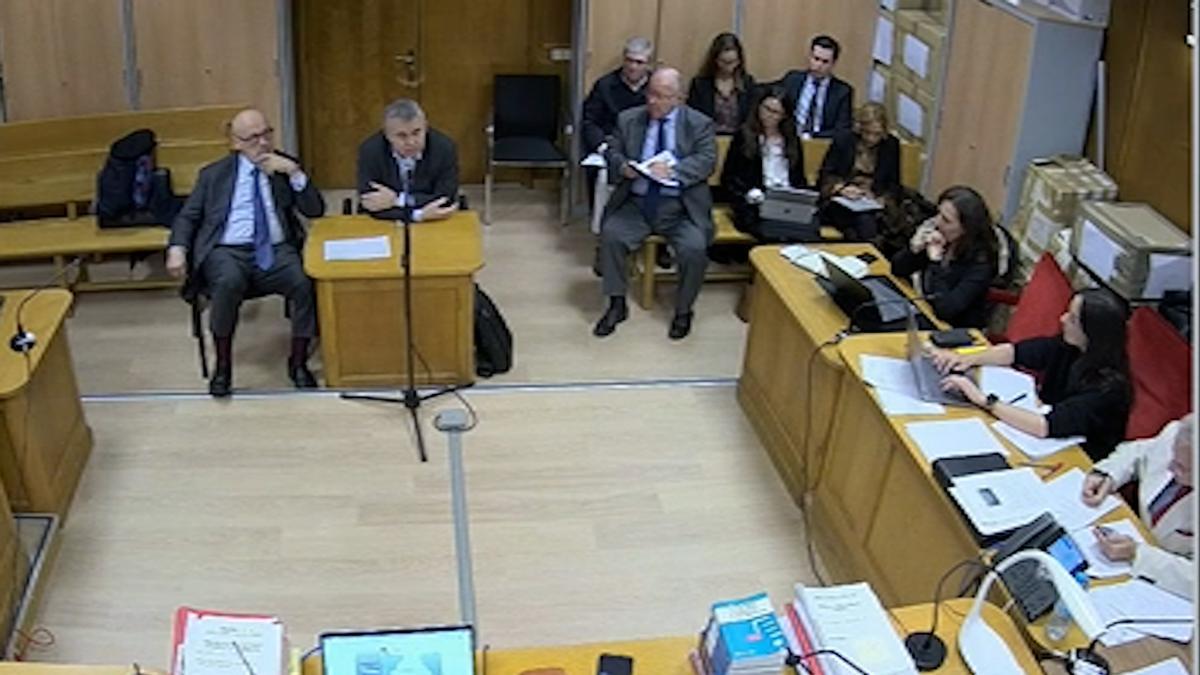 Santos Cerdán durante una declaración en presencia de su abogado, Jacobo Teijelo