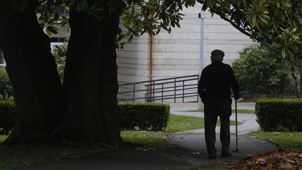 Un anciano paseando por el parque de Ferrera, en una imagen de archivo.