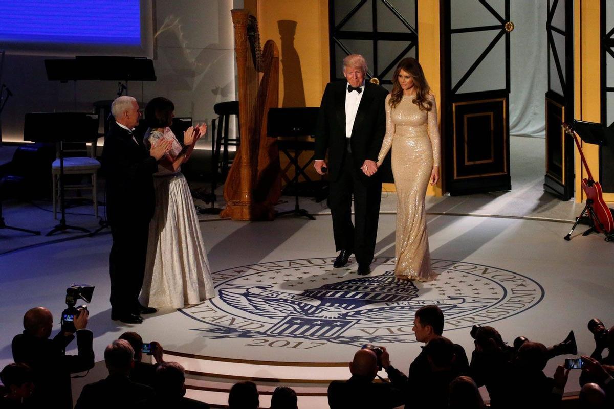 Melania Trump con vestido dorado de Reem Acra en su primera cena de gala