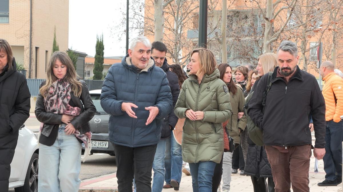 La candidata del PSOE a la Presidencia de Aragón, Pilar Alegría, visita el barrio zaragozano de Rosales del Canal.