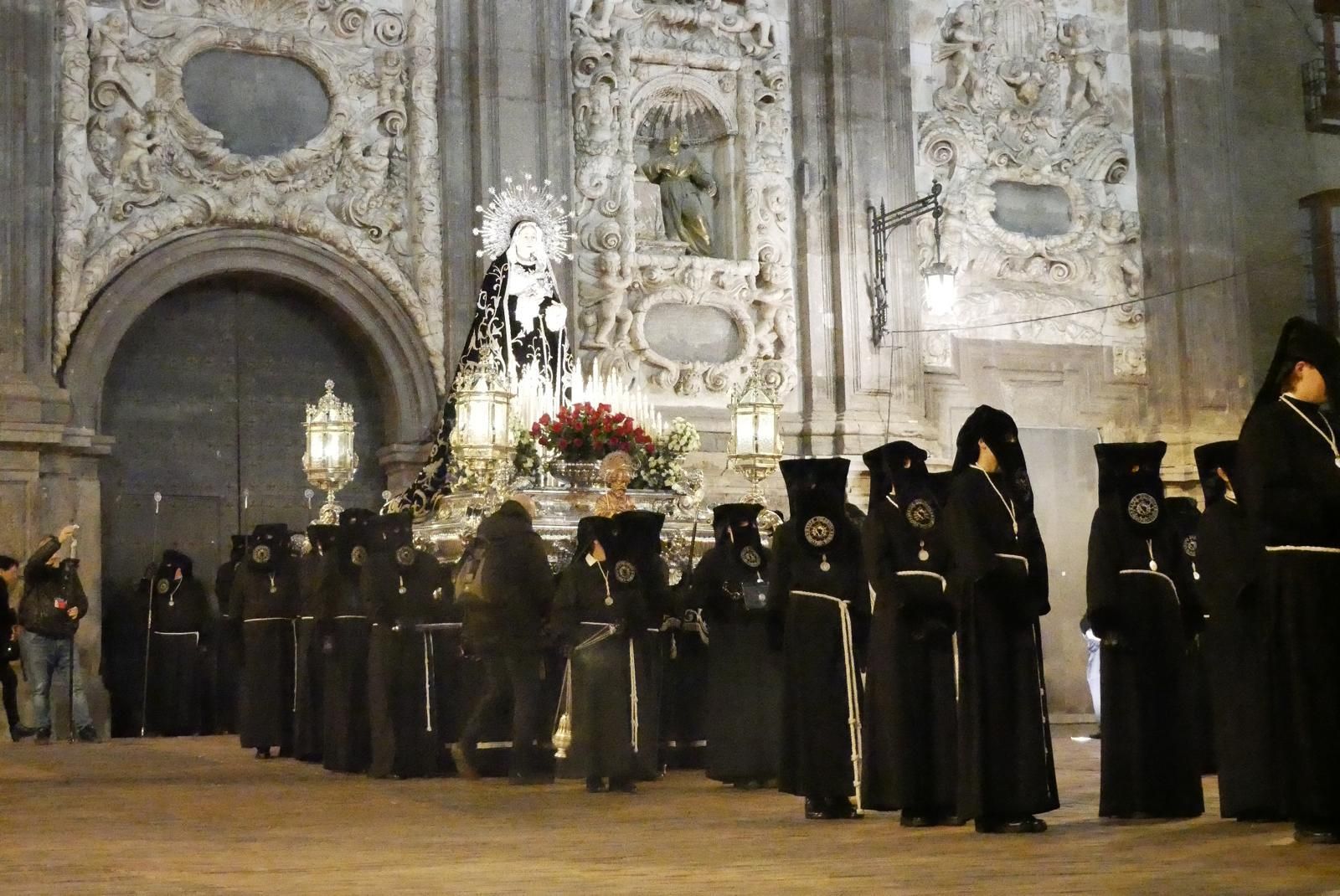 En imágenes | Zaragoza se conmueve con el 'Encuentro' de Jesús del Calvario y la Virgen de los Dolores