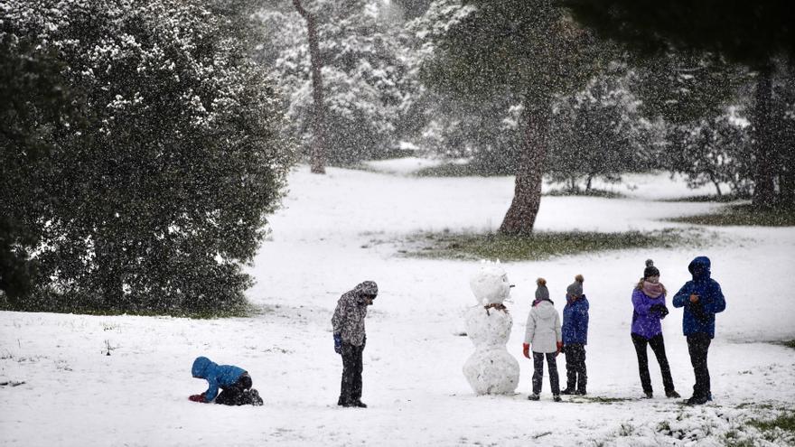 Juegos durante una nevada en Las Rozas, Madrid.