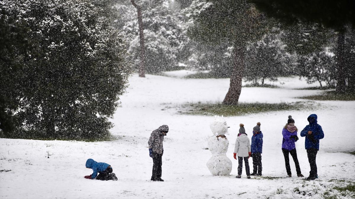 Personas juegan con la nieve en Madrid.