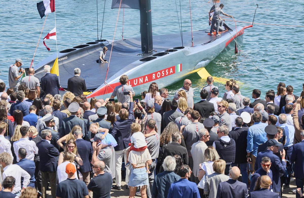 El equipo italiano de la Copa América de vela, Luna Rossa Prada Pirelli, pone en el agua de Cagliari (Cerdeña) por primera vez el AC75 con el que competirá en Barcelona.