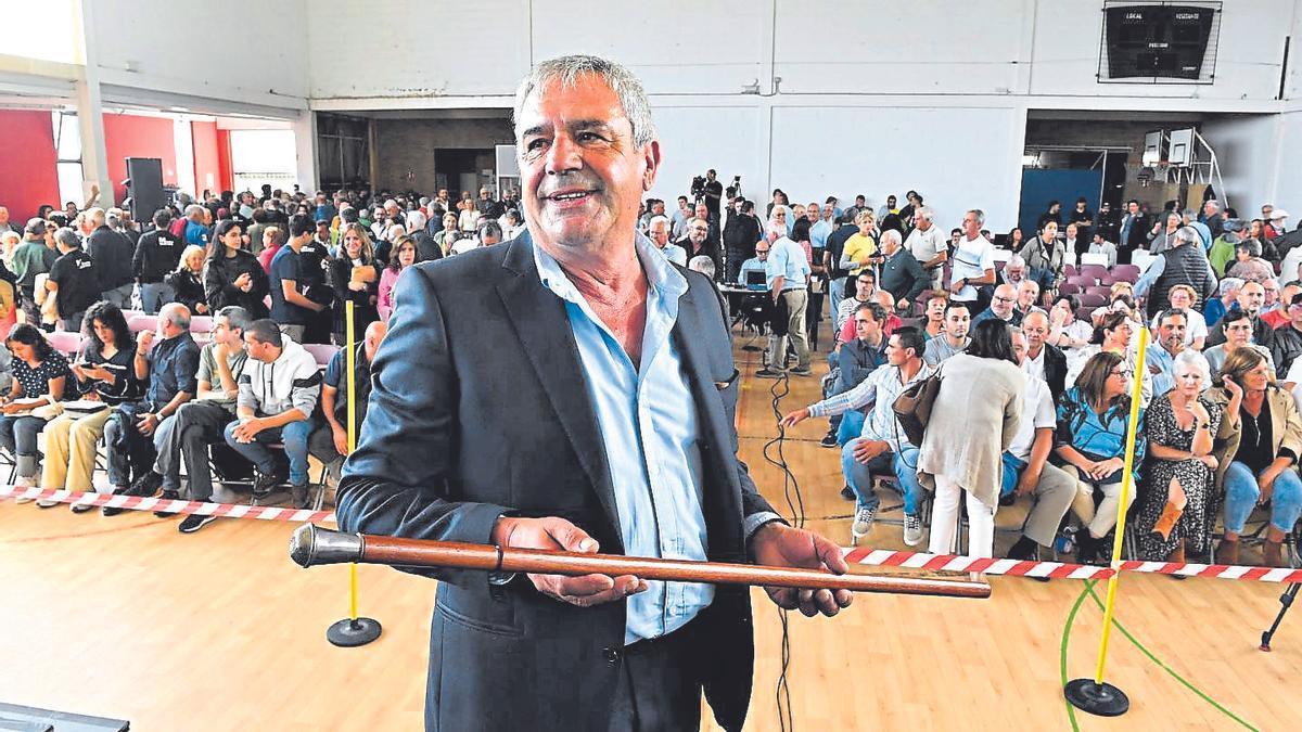 Fernández Mouriño posa con la vara de mando tras prosperar la moción de censura