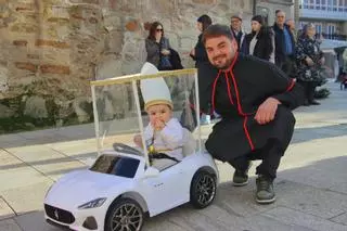 Detrás dun mini-papamóbil ou dun xigante prato de polbo: así troulean as tropas de don Carnal