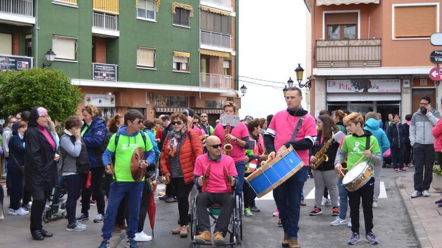 Cientos de personas marchan en Calp contra el cáncer, a pesar de la lluvia y el granizo