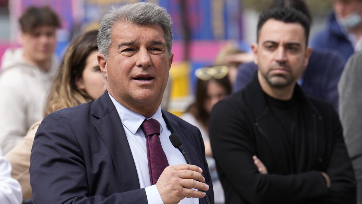 El presidente del FC Barcelona, Joan Laporta, junto al entrenador del primer equipo, Xavi Hernández, durante la presentación de la campaña 'El Barça con Ucrania'