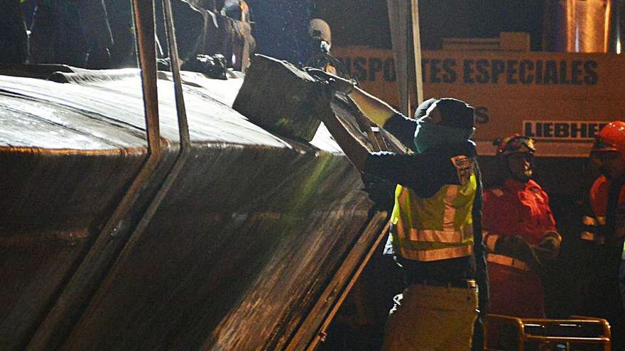 Los agentes de las
fuerzas de seguridad
empiezan la descarga 
de los fardos. |   // G.N.