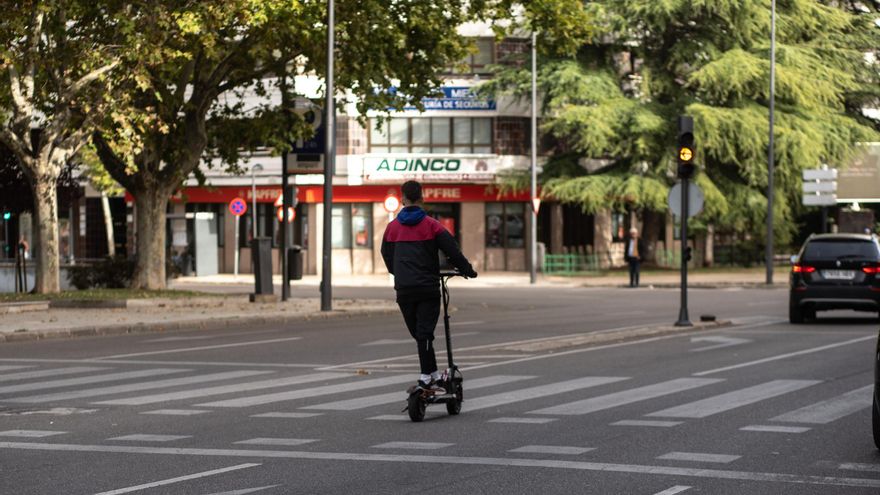 Un joven en patinete se lleva por delante a un hombre, le rompe el codo y se da a la fuga en Zamora