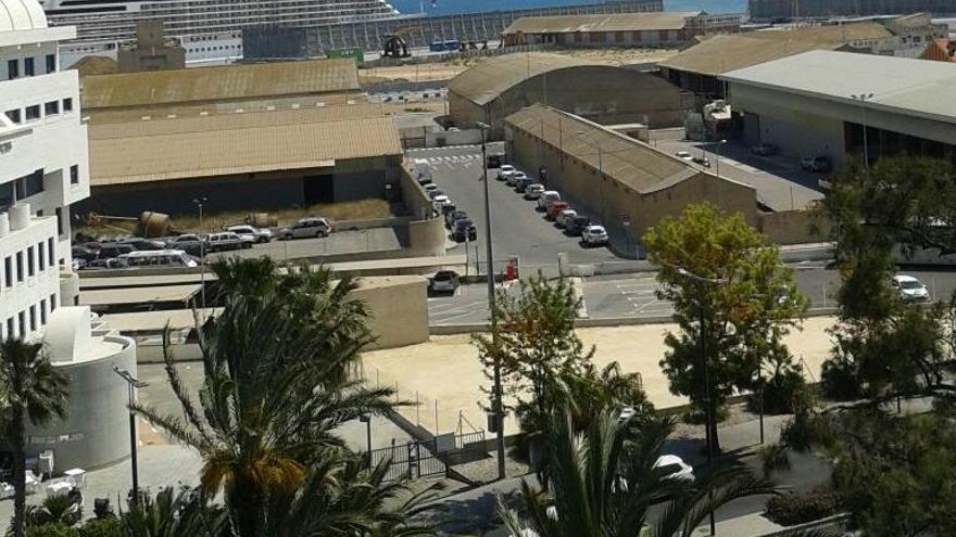 La falta de capacidad de la terminal obligó a amarrar un crucero en un muelle granelero