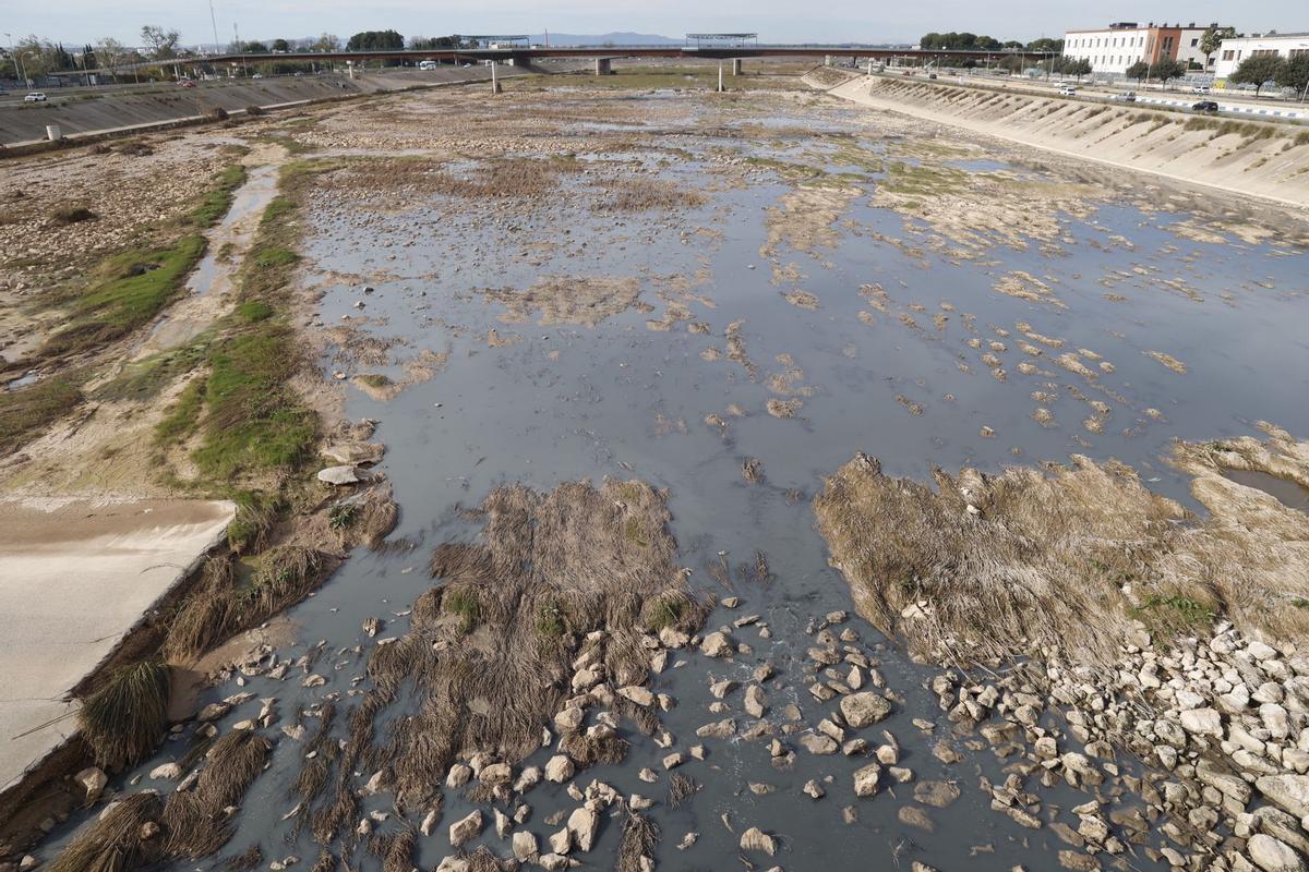 Agua sucia estancada en el lecho del nuevo cauce