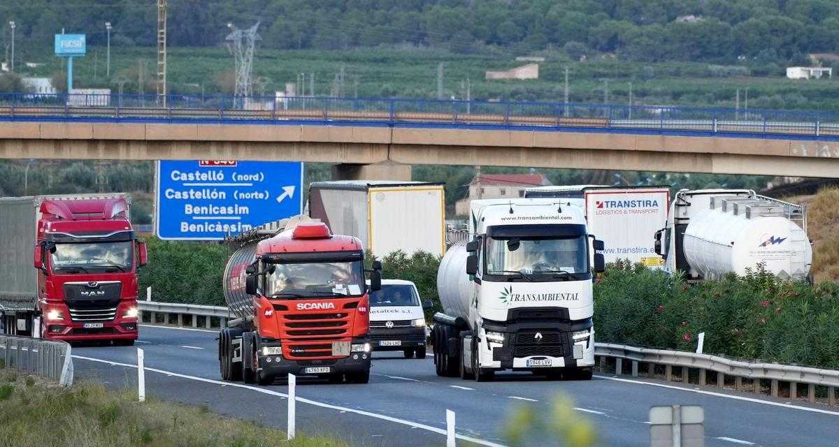 Camiones, en la autopista AP-7, a su paso por Castellón.