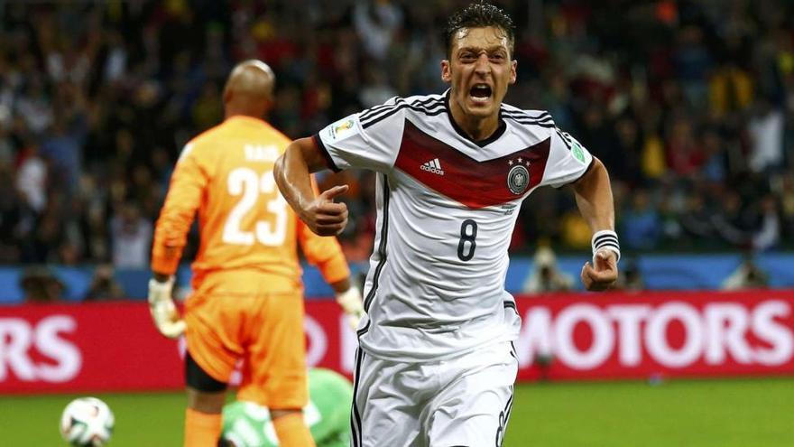 Ozil festeja el segundo gol de Alemania en la prórroga del partido ante Argelia.