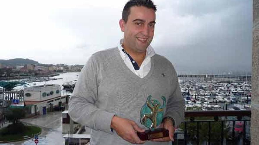 Iván Souto posa con el premio que les concedió la Asociación de Jóvenes Empresarios.