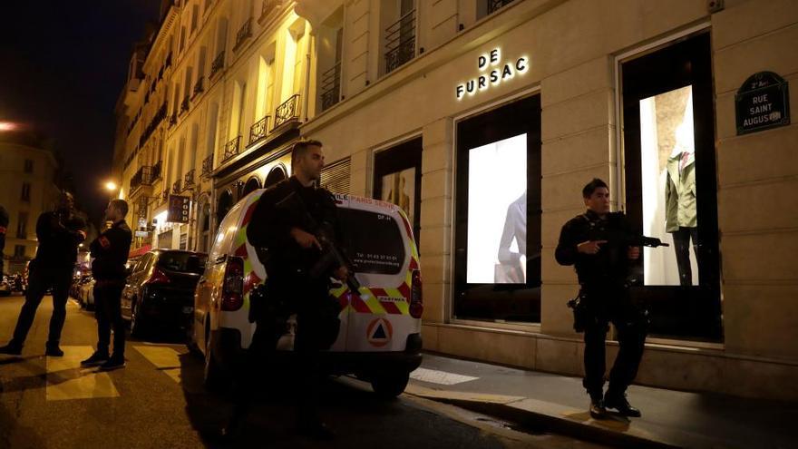 Un hombre ataca con un cuchillo a varias personas en París