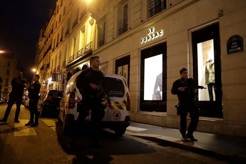 Un hombre ataca con un cuchillo a varias personas en París