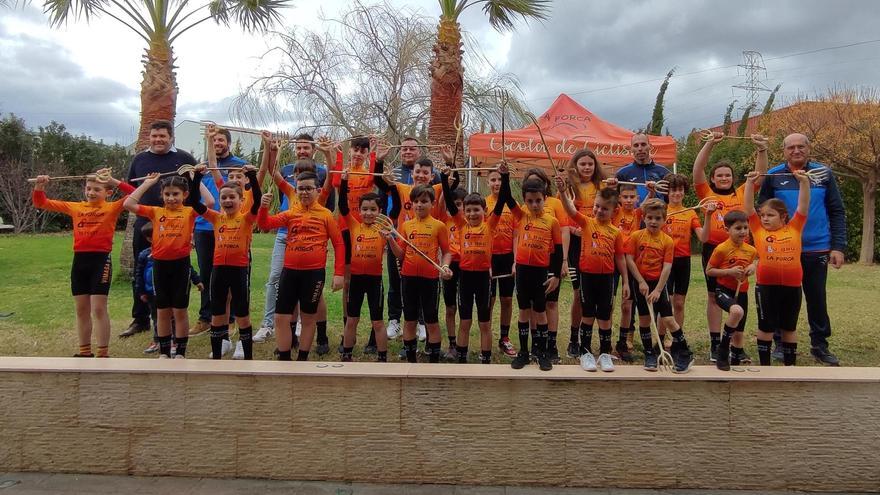 Ciclista de la escuela de La Forca de Aiacor, en la presentación.