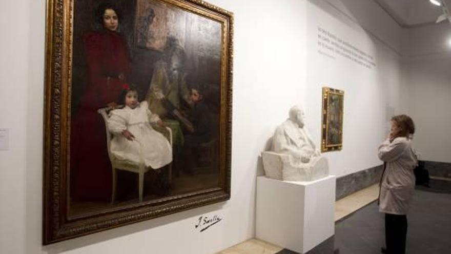 «Mi familia», junto al busto del artista obra de Mariano Benlliure.