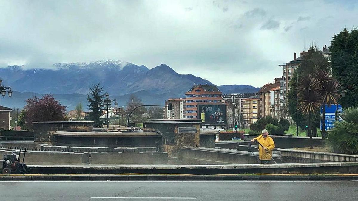 La fuente de la plaza de Castilla, apagada para su mantenimiento | LNE