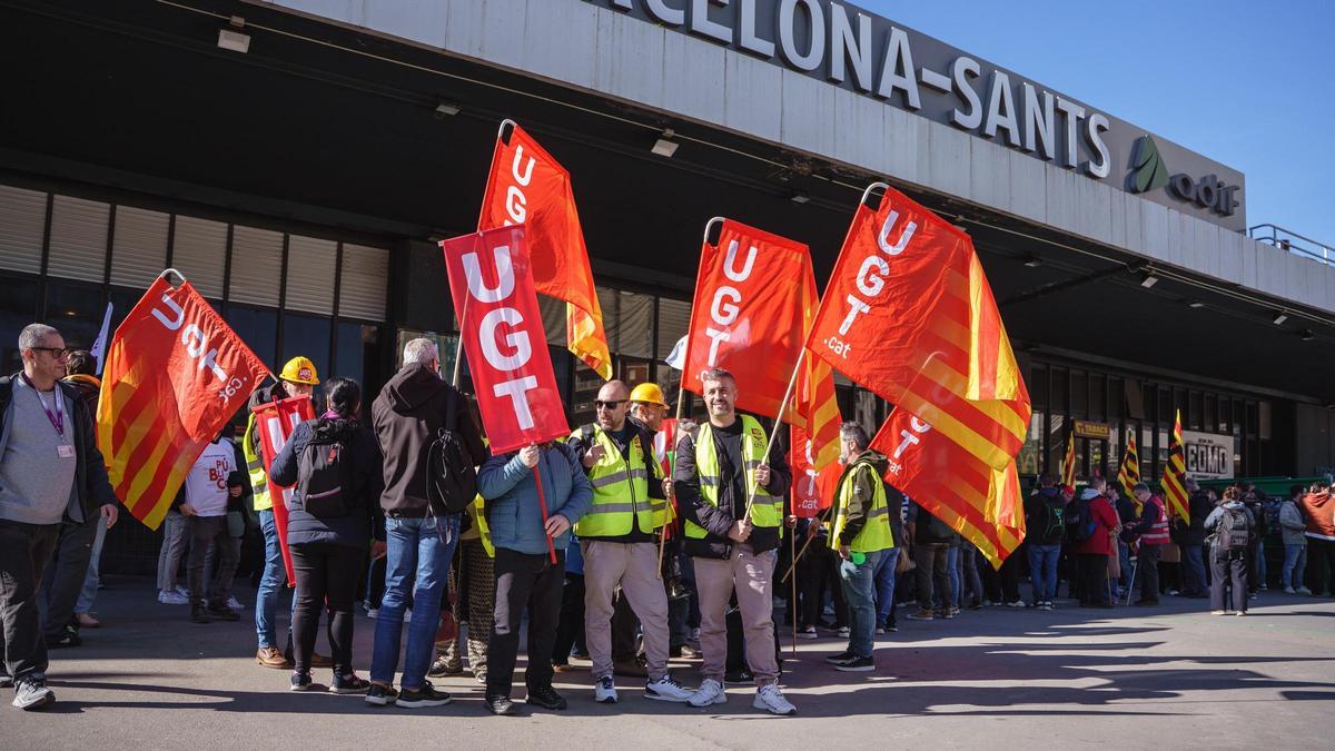 Treballadors del sector ferroviari es concentren a l’estació de Sants en el primer dia de vaga.