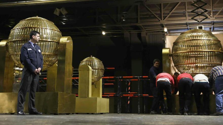 Los bombos de la Lotería de Navidad reposan en el Teatro Real.