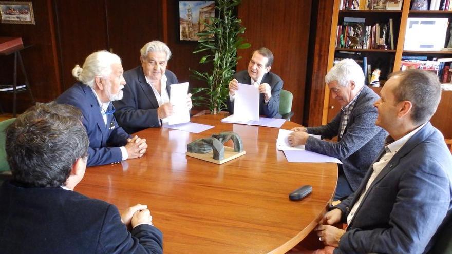 Un instante de la reunión mantenida ayer en la Alcaldía. // FdV