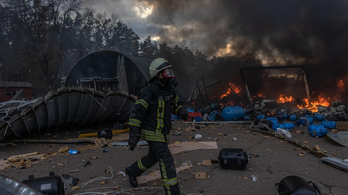 Un bombero en la extinción del fuego en un almacén con productos químicos alcanzado por  bombardeos rusos, en las afueras de Brovary, en la región de Kiev.