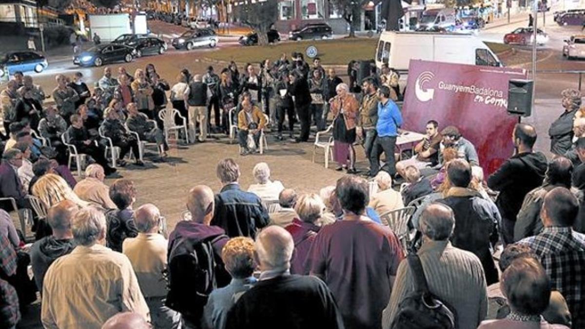 Sabater se dirige a los asistentes a la asamblea para valorar los primeros 100 días de su gobierno municipal.