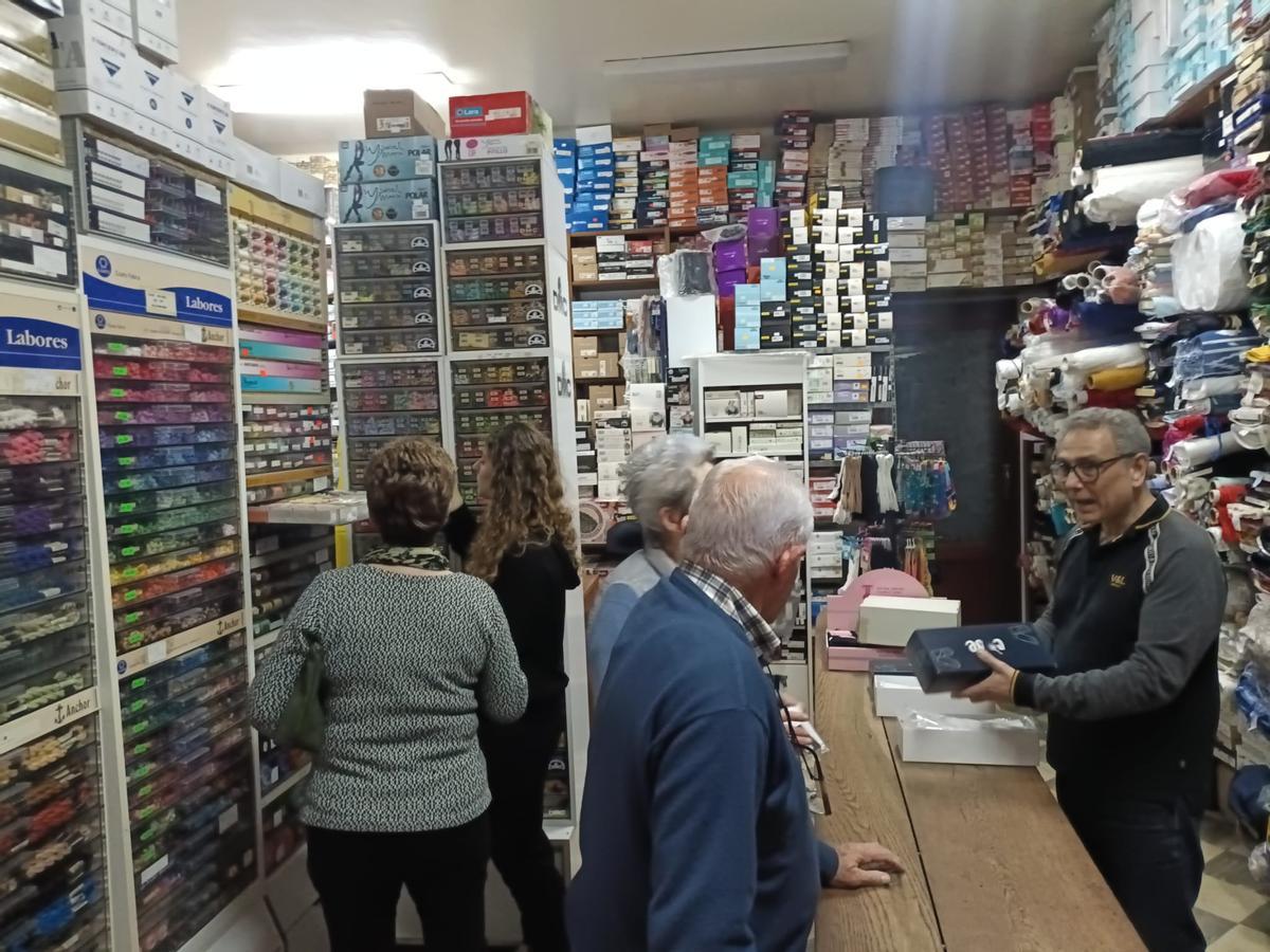 Interior de la tienda de Cas Cotxer, donde venden las telas necesarias para elaborar los vestidos de nazarenos.