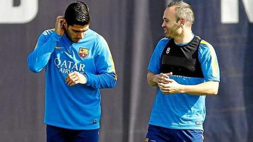 Luis Suárez parla amb el recuperat Iniesta durant la sessió d&#039;ahir