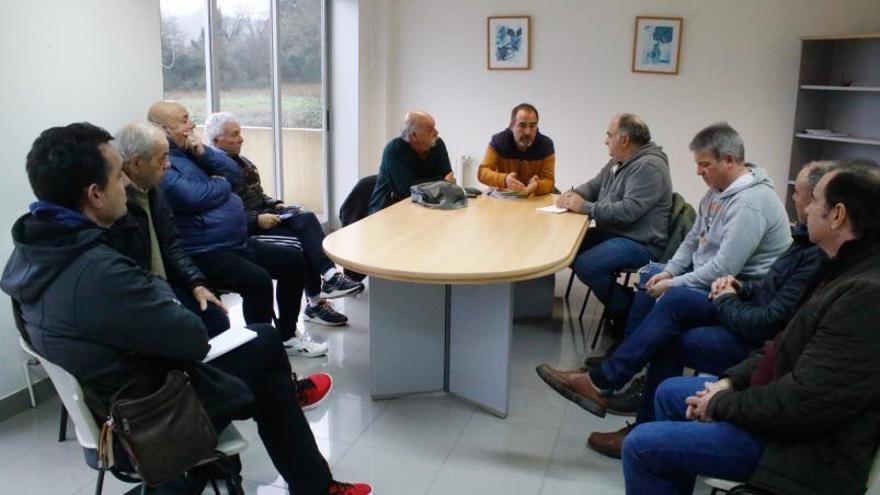 Un momento de la reunión celebrada por las directivas, a media tarde de ayer en Sobradelo.   | // IÑAKI ABELLA