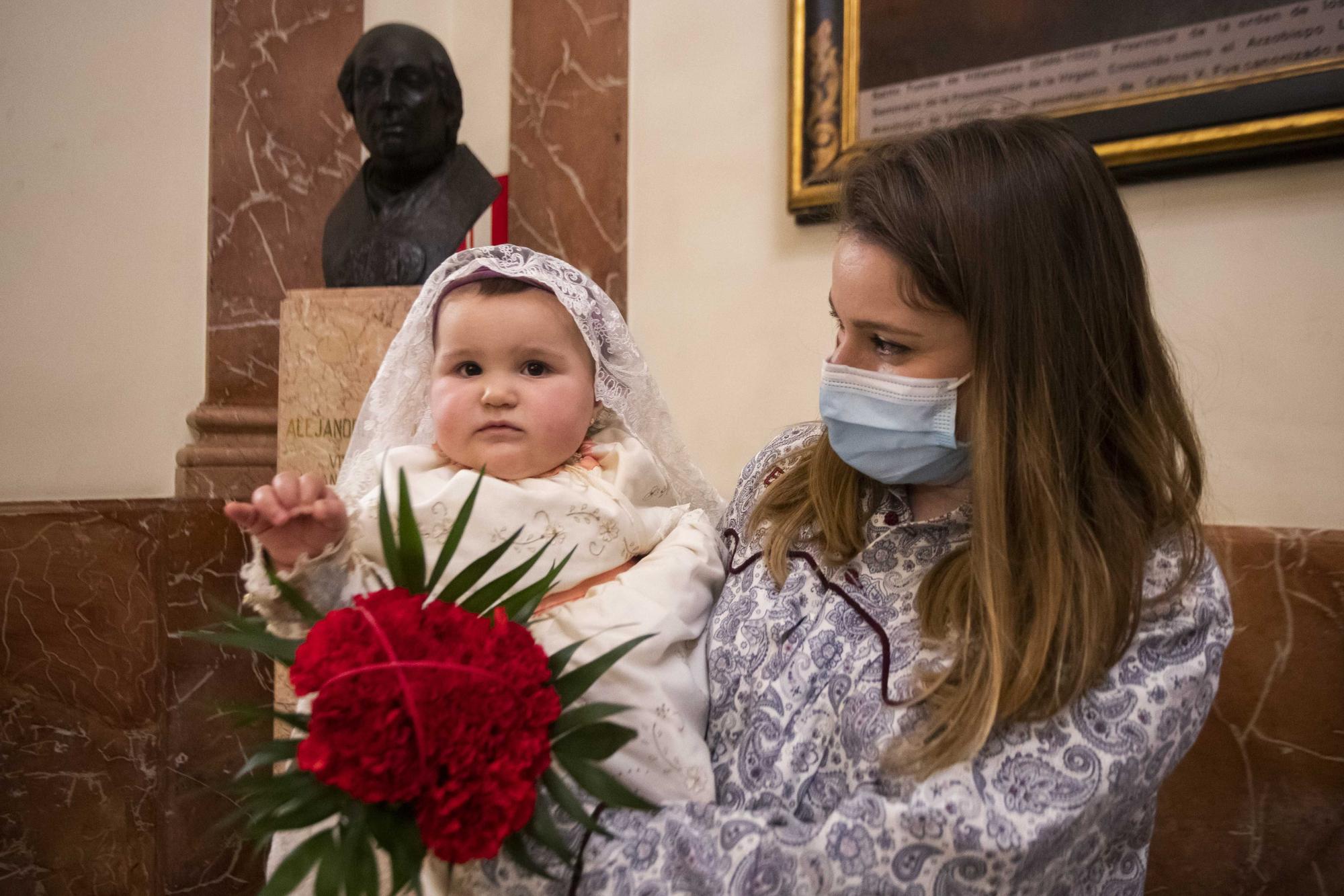 Flores de los falleros a la Virgen en el primer día de la "no ofrenda"