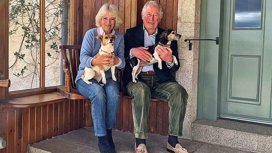 Camila y Carlos, con sus perros, en Clarence House.