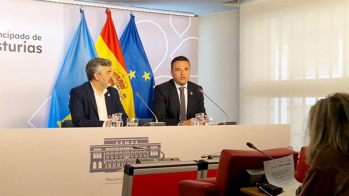 Guillermo Peláez con el consejero de Movilidad, Alejandro Calvo, a su izquierda.