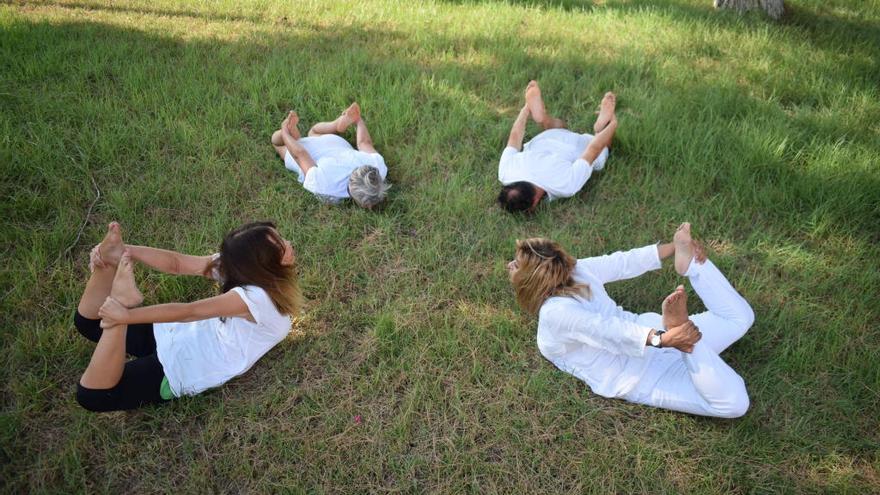 Varias personas realizando yoga en El Jadín de Alhama.