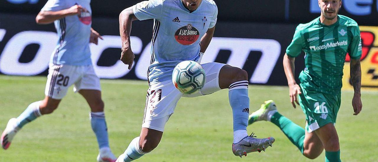 Jeison Murillo controla un balón en presencia de Kevin ante la oposición del bético Loren Morón en Balaídos.