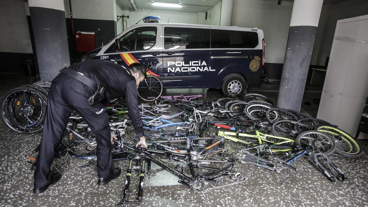 Bicicletas robadas y desguazadas recuperadas por la Policía Nacional, en una imagen de archivo