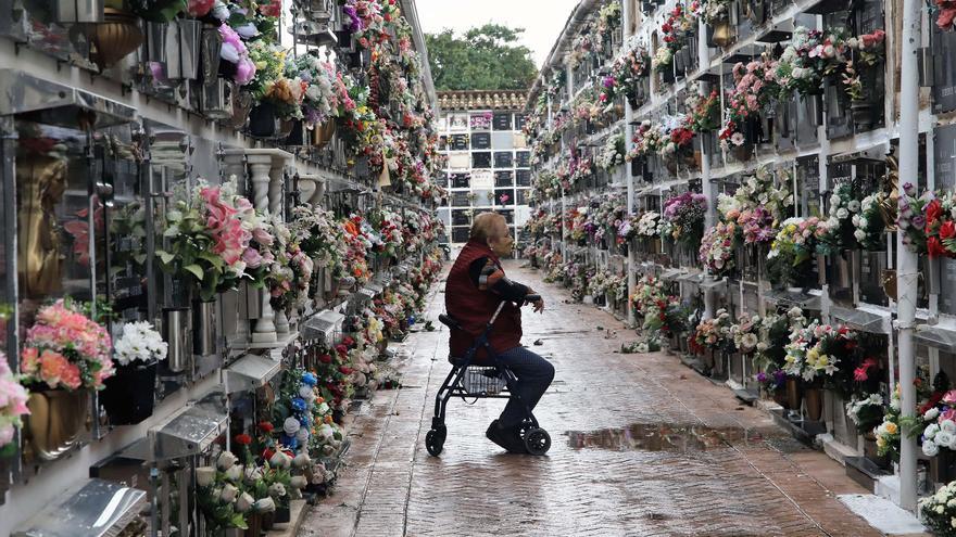 La lluvia da tregua en Córdoba para un día de visita a los cementerios sin bulla ni drones