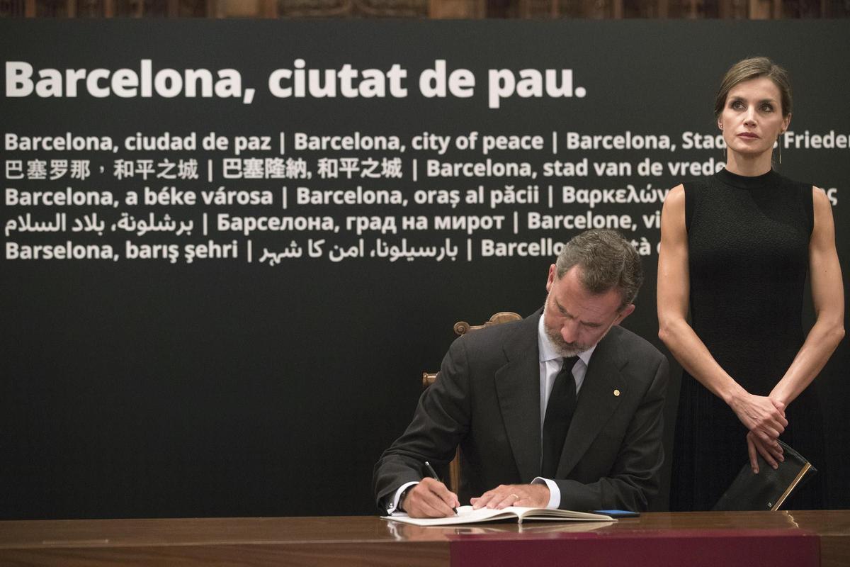 El Rey firma en el libro de condolencias del Ayuntamiento de Barcelona