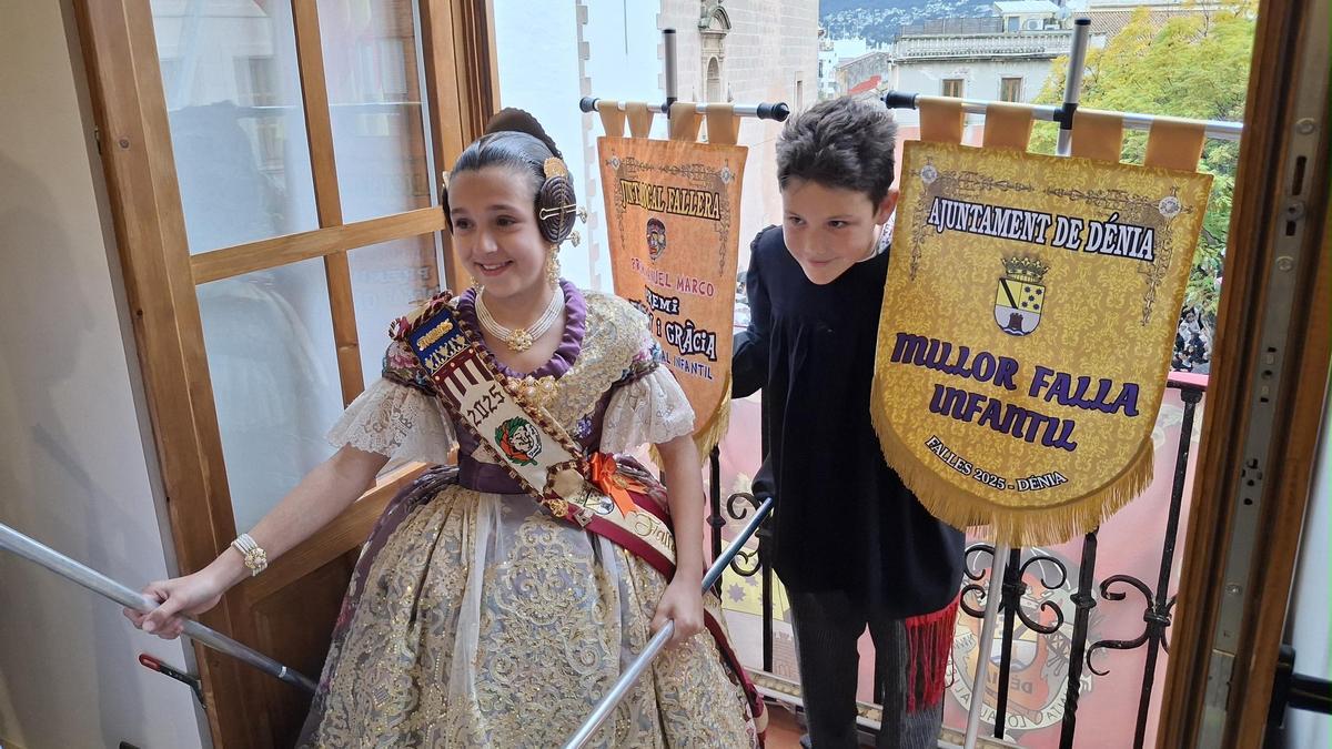 Elena Signes, fallera mayor infantil de Centro, y Enric Pellón, el presidente, celebran el premio